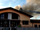 (VIDEO) Copiano: fiamme sul tetto di una casa, soccorsa una persona