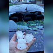 L'auto del comico Cosmin devastata dalla grandine nel bresciano, il video ironico L'auto del comico Cosmin devastata dalla grandine nel bresciano, il video ironico
