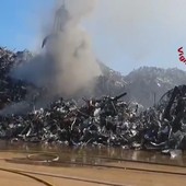 Venezia, a Porto Marghera cumuli di rottami metallici prendono fuoco per il caldo estremo