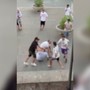 Giovani pestano a sangue un anziano in piazza nel Napoletano, il video choc Giovani pestano a sangue un anziano in piazza nel Napoletano, il video choc