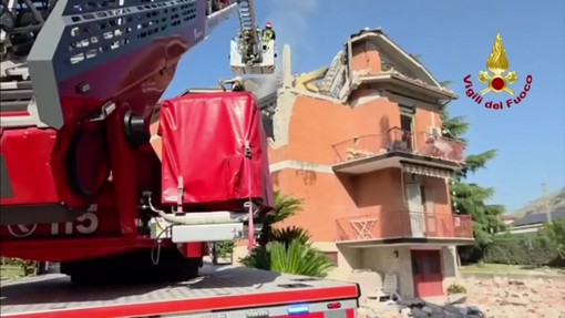 Esplosione a Cassino, le immagini della palazzina distrutta Esplosione a Cassino, le immagini della palazzina distrutta
