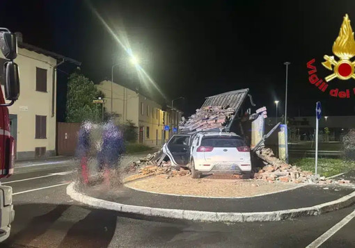Cuggiono, auto contro una cappella votiva: salvo il conducente e illeso il dipinto del 1872