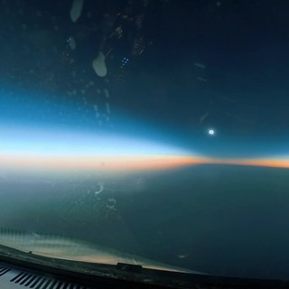Eclissi totale di sole, lo spettacolo visto a bordo di un volo di linea