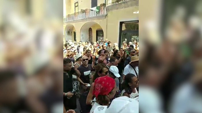 A Pozzuoli la protesta dei residenti: "Il governo dov'è? Vogliamo un tetto sulla testa" A Pozzuoli la protesta dei residenti: "Il governo dov'è? Vogliamo un tetto sulla testa"