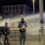 Violenti scontri a Torino: manifestanti lanciano bottiglie e pietre, polizia usa lacrimogeni e idranti