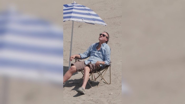 Angelo Bonelli in spiaggia con l'ombrellone...ma è il Po in secca Angelo Bonelli in spiaggia con l'ombrellone...ma è il Po in secca