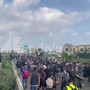 Cortei a Milano, migliaia di manifestanti invadono la tangenziale