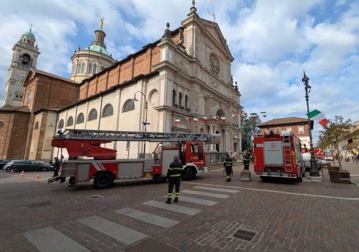 Magenta: suonano le ultime sirene per il Vigile del Fuoco Fabio di Fulco, commozione in basilica