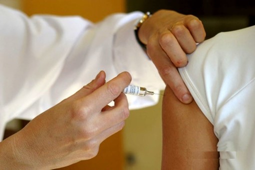 Vaccini, personale scolastico e universitario può scegliere in che regione ricevere la somministrazione