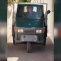 Mick Jagger 'pilota', alla guida di un'Ape tra i vicoli di Stromboli