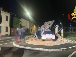 Cuggiono, auto contro una cappella votiva: salvo il conducente e illeso il dipinto del 1872