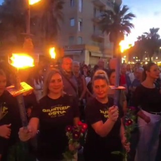 'Ostia è morta', centinaia in piazza per il funerale simbolico 'Ostia è morta', centinaia in piazza per il funerale simbolico