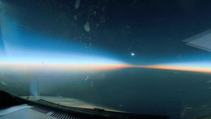 Eclissi totale di sole, lo spettacolo visto a bordo di un volo di linea