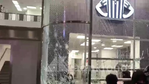 Guerriglia a Milano, assalto a negozio in San Babila: vetrine rotte a colpi di mazza