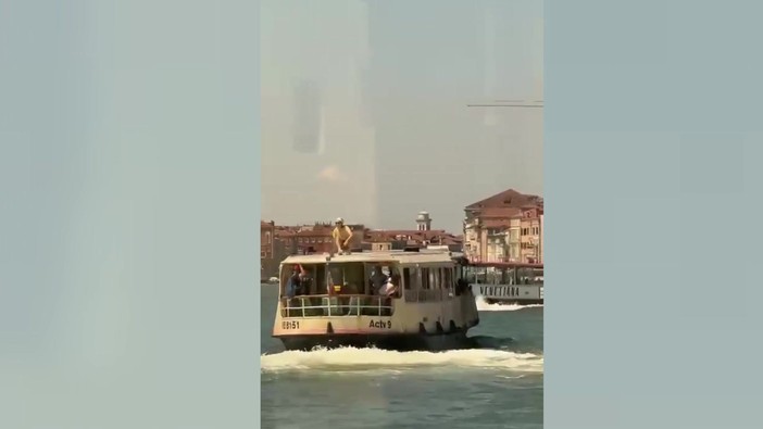 Denunciato giovane a Venezia, sul tetto di un vaporetto per bravata social