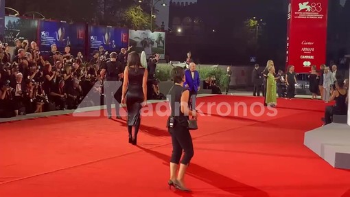 Lino Banfi e Irina Shayk, il red carpet più improbabile a Venezia 83 Lino Banfi e Irina Shayk, il red carpet più improbabile a Venezia 83
