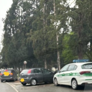 Magenta: giovane crea problemi in stazione, soccorso da Polizia locale e ambulanza