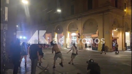 Scontri a Bologna, poliziotto ferito: "Guerriglia urbana gratuita"