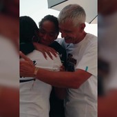Sara Curtis, l'abbraccio emozionante con i genitori dopo il nuovo record del mondo