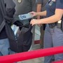 Roma, controlli di polizia con metal detector in una scuola a Tor Bella Monaca Roma, controlli di polizia con metal detector in una scuola a Tor Bella Monaca