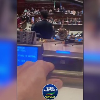 Legge elettorale, i "Vannacciani" si filmano mentre votano: "Traditori della destra non siamo noi" Legge elettorale, i "Vannacciani" si filmano mentre votano: "Traditori della destra non siamo noi"