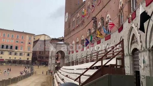 Palio di Siena ancora rinviato, piazza del Campo si svuota Palio di Siena ancora rinviato, piazza del Campo si svuota