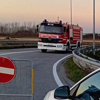 Emergenza chimica per una perdita da cisterna in un’azienda di Cerano