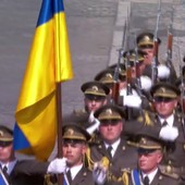 Ucraina, i soldati di Kiev sfilano nella parata di Parigi e Zelensky si commuove