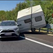 Trieste, sbanda con l'auto e si ritrova la roulotte in bilico sul guardrail Trieste, sbanda con l'auto e si ritrova la roulotte in bilico sul guardrail