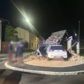 Cuggiono, auto contro una cappella votiva: salvo il conducente e illeso il dipinto del 1872