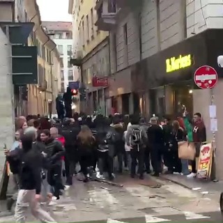 Milano, ancora caos: disordini e saccheggi, auto 'saltate' nella fuga