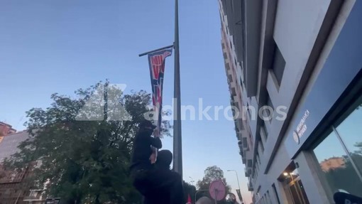Corteo Milano, manifestanti si arrampicano per strappare cartello della Lega