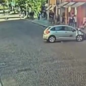 Auto sulla folla a Modena, il video del 16 maggio Auto sulla folla a Modena, il video del 16 maggio
