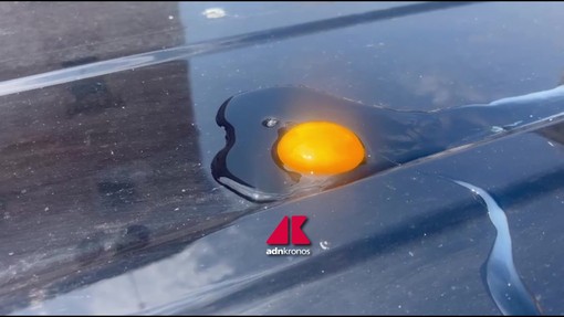 Caldo estremo a Roma, le uova cuociono sul tetto di un'auto al sole