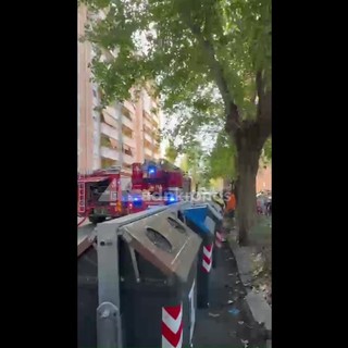Paura a Roma, incendio in un palazzo: fiamme in appartamento Paura a Roma, incendio in un palazzo: fiamme in appartamento