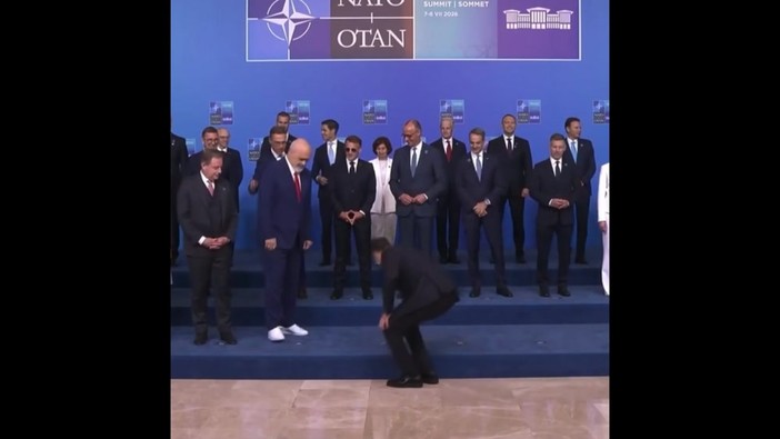 Trump 'boccia' le sneaker di Rama al vertice Nato