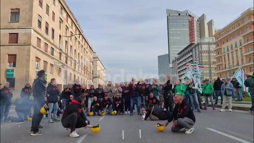 Ex Ilva, terzo giorno di protesta a Genova: "Non accettiamo chiusura e ammortizzatori sociali" Ex Ilva, terzo giorno di protesta a Genova: "Non accettiamo chiusura e ammortizzatori sociali"
