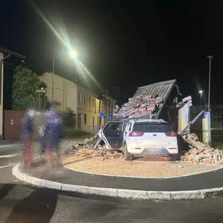 Cuggiono, auto contro una cappella votiva: salvo il conducente e illeso il dipinto del 1872