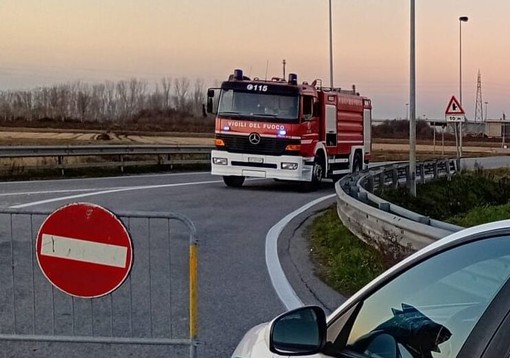Emergenza chimica per una perdita da cisterna in un’azienda di Cerano