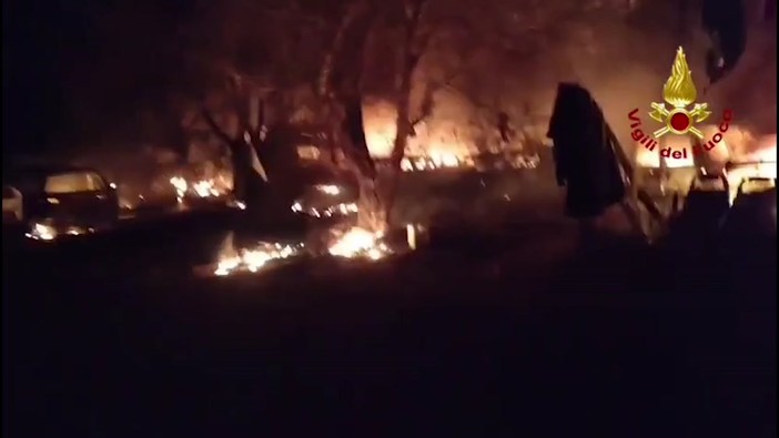 Manduria, vasto incendio distrugge 22 auto e colpisce un immobile