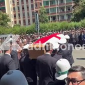 Funerali agente morto durante inseguimento, applausi sulle note di 'Hallelujah' per Francesco Imprezzabile Funerali agente morto durante inseguimento, applausi sulle note di 'Hallelujah' per Francesco Imprezzabile
