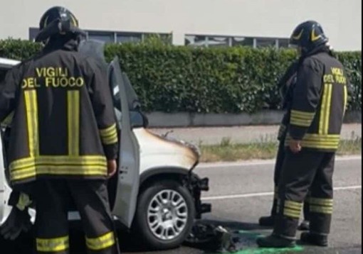 Abbiategrasso: tamponamento in via Dante, auto prende fuoco