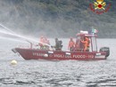 FOTO. Motoscafo abbordato e barca in fiamme: spettacolare esercitazioni sulle acque del lago Maggiore