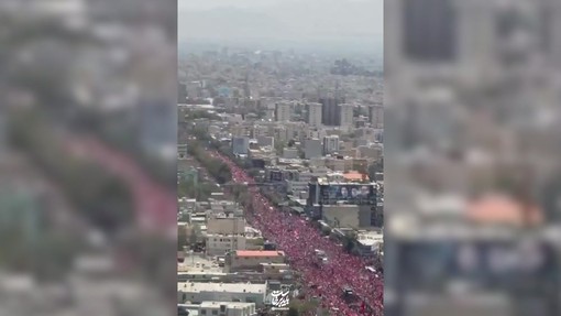 Funerali Khamenei, centinaia di migliaia di iraniani nelle strade: il video dall'alto