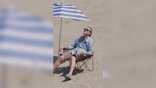 Angelo Bonelli in spiaggia con l'ombrellone...ma è il Po in secca Angelo Bonelli in spiaggia con l'ombrellone...ma è il Po in secca
