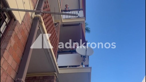 Omicidio-suicidio a Ostia, il racconto di una testimone: "Gli urlavamo 'Non ti buttare'" Omicidio-suicidio a Ostia, il racconto di una testimone: "Gli urlavamo 'Non ti buttare'"