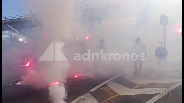 Cortei a Genova, studenti e lavoratori uniti: "Fermare le armi non è reato" Cortei a Genova, studenti e lavoratori uniti: "Fermare le armi non è reato"