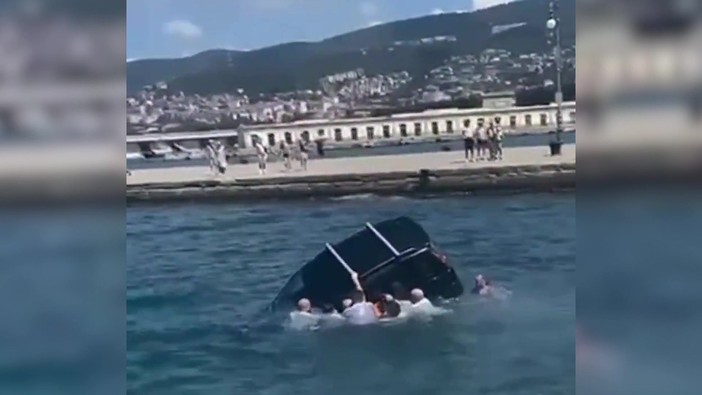 Auto finisce in mare a Trieste, sei militari si tuffano per salvare il conducente