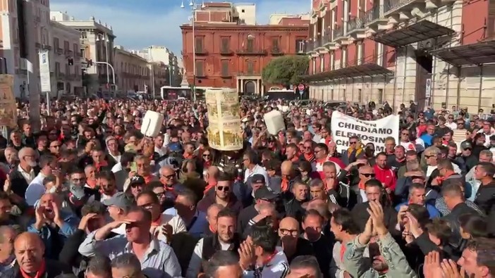 Olio invenduto e aziende in crisi, migliaia di olivicoltori in piazza a Bari