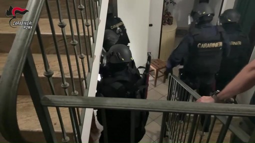 Quattro arresti 4 per attentato a Ranucci, blitz dei carabinieri: le immagini dall'alto e in un appartamento